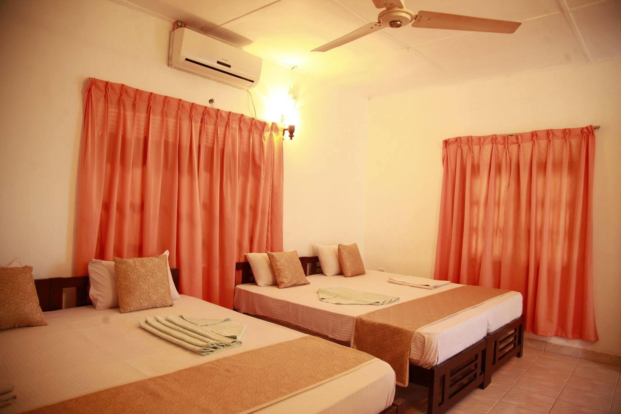 Hotel Cottage Tourist Rest Ponnarankulama Extérieur photo