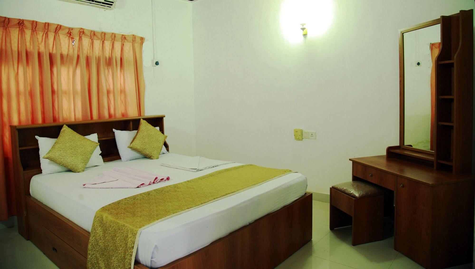 Hotel Cottage Tourist Rest Ponnarankulama Extérieur photo